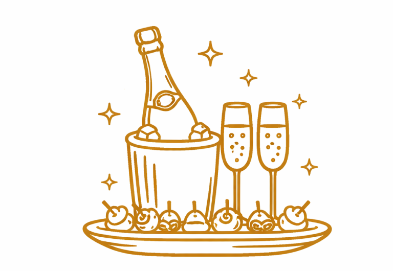 Sektempfang mit Champagner, Gläsern und dekorativen Häppchen auf einem Tablett.